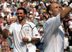 Rafter beats Agassi, reaches final